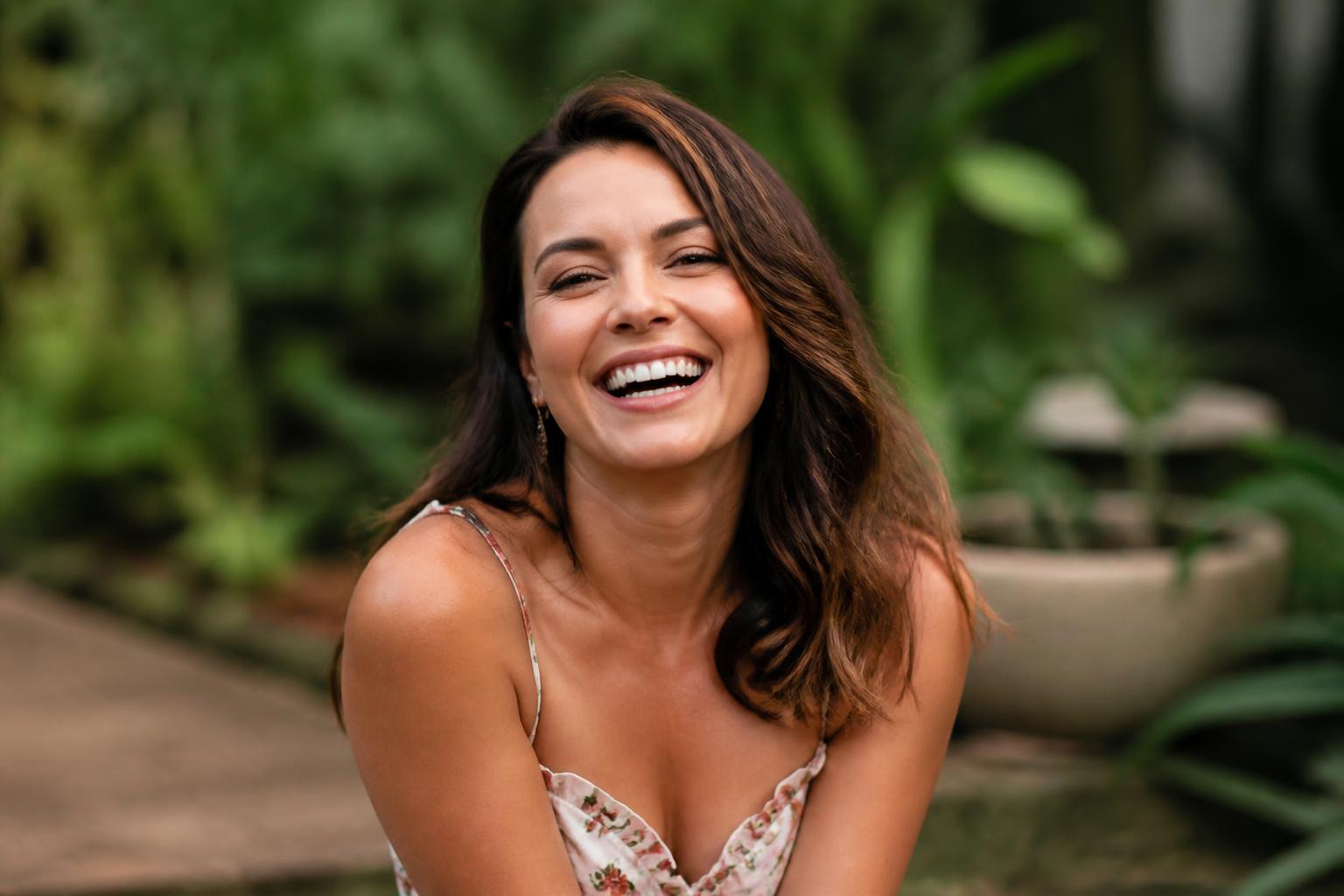 Pessoas felizes na natureza, liberdade e superação